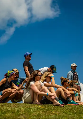 Small group of pilots at the briefing at the launch site, where the focus is on individual support and a high learning effect.