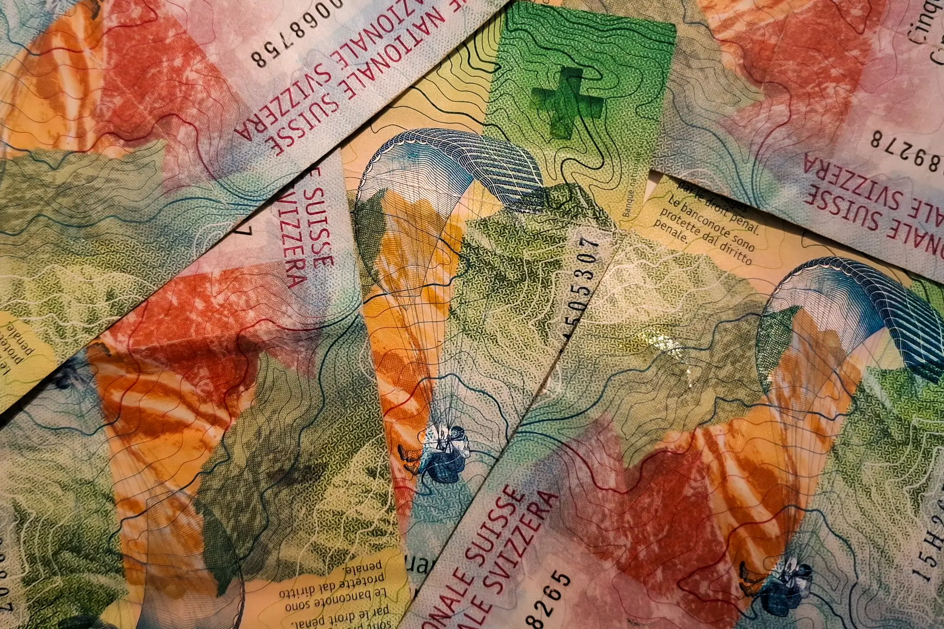 Banknotes as a symbol for the attractive prizes at touch and go Paragliding for training, further education, flying trips and paragliding equipment.