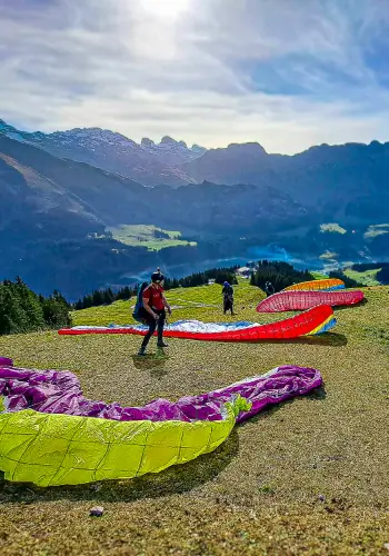 Pilots are ready to take off on the Brunni in Engelberg during the touch and go paragliding training.