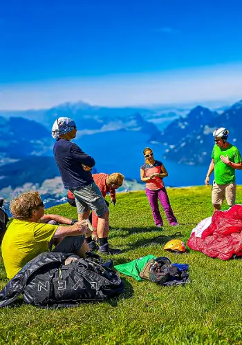 Flight instructor gives a briefing at the launch site, where meteo, maneuvers and the day's schedule are discussed.