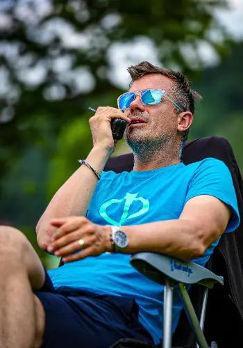 Gabor Kezi gives important instructions on the radio during training at touch and go Paragliding.