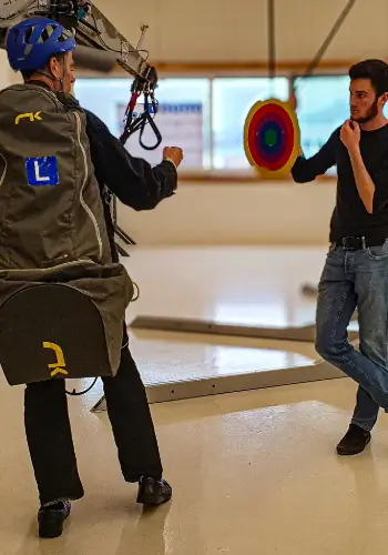 Pilot bereitet sich vor für das Training im G-Force Trainer und trainiert das Handling unter hohen Beschleunigungskräften.