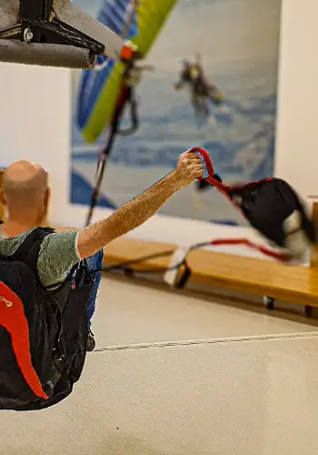Pilot übt den Notschirmwurf im G-Force Trainer während eines Trainings mit touch and go Paragliding