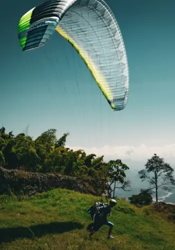 Gleitschirmpilot startet in Santafe in Kolumbien während einer Reise mit touch and go Paragliding.