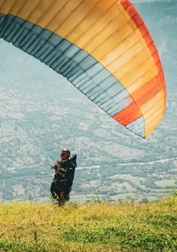 Gleitschirmpilot startet in Santafe in Kolumbien während einer Reise mit touch and go Paragliding.