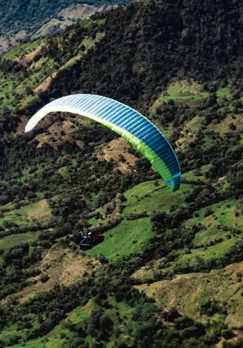 Fliegen in Santafe in Kolumbien während einer Reise mit touch and go Paragliding.