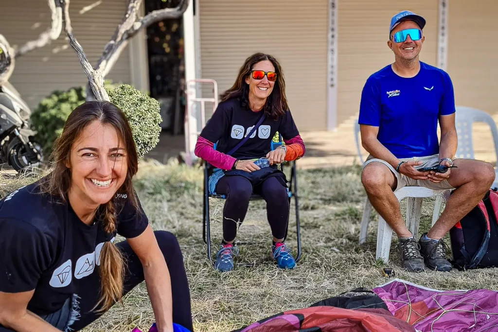 The touch and go team conducts safety training in Ölüdeniz, supported by experienced instructors.