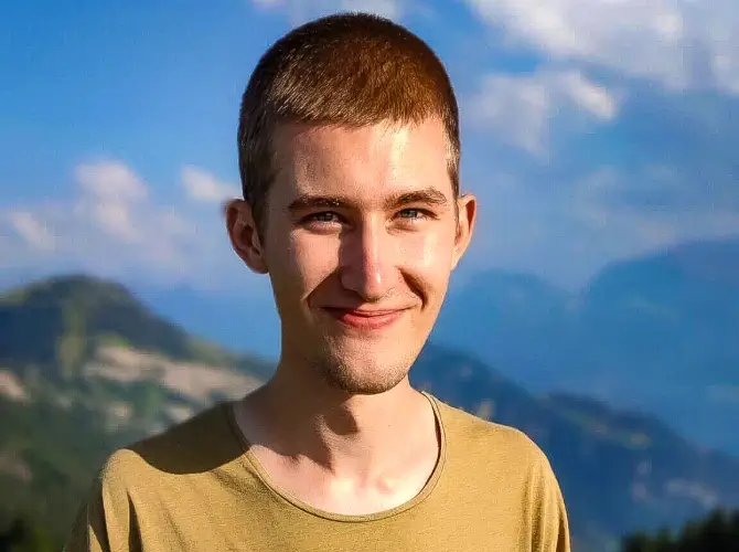 Leon Schonert, launch assistant at touch and go Paragliding, supports pilots with advice and assistance at the launch site