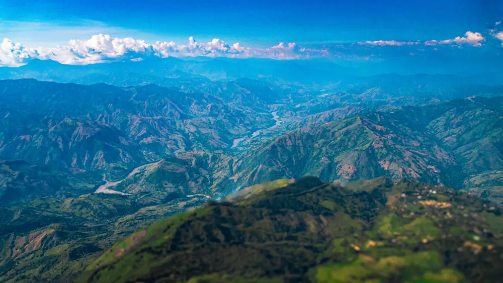 Streckenflug in Kolumbien Richtung Santa Fe. Erlebe die atemberaubende Landschaft und das Abenteuer des Gleitschirmfliegens mit touch and go Paragliding.