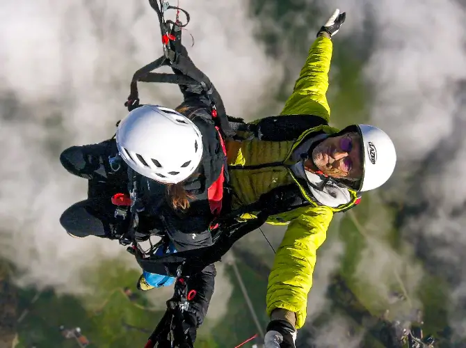 Beni Stocker, tandem pilot and SHV safety officer, flies with a passenger for touch and go paragliding - for maximum safety in the air.