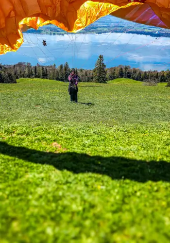 Pilot zieht den Schirm auf, um am Zugerberg zu starten, während der Gleitschirmausbildung bei touch and go Paragliding in der Zentralschweiz.