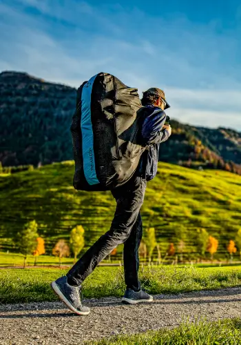Flugschüler und Piloten sind auf dem Weg zum Startplatz auf der Seebodenalp in der Zentralschweiz, bereit für ihr nächstes Flugabenteuer.