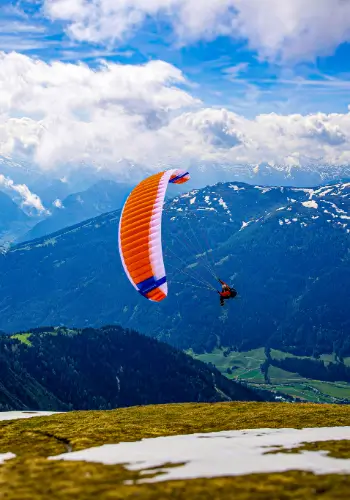 Ein Nova Gleitschirm sorgt für Spass beim Soaren an einem Hang, der Pilot nutzt den Aufwind, um in die Höhe zu steigen.