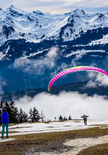 A student takes off on the Rotenflue with the support of a launch guide. Flight school touch and go Paragliding offers individual support in Central Switzerland.