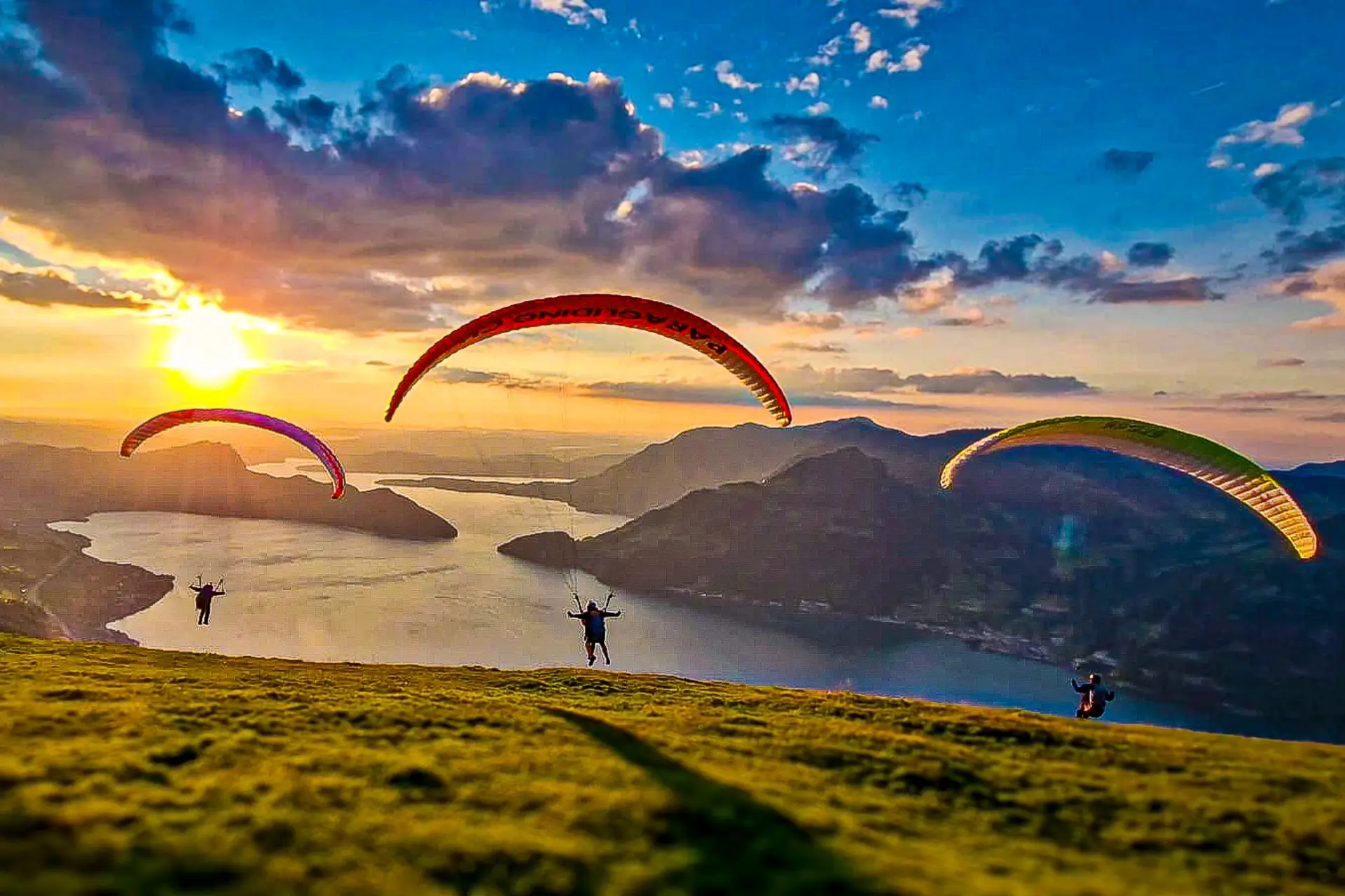 Sonnenuntergangsflug in der Zentralschweiz – Erlebe atemberaubende Fluggebiete wie Rigi, Rotenflue, Haldi Schattdorf, Fronalstpock, Engelbergertal, Engelberg und viele mehr.