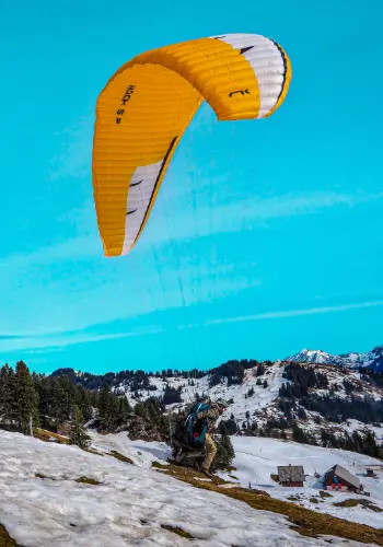 Gleitschirm kurz nach dem Start in der Luft während der Ausbildung bei touch and go Paragliding.