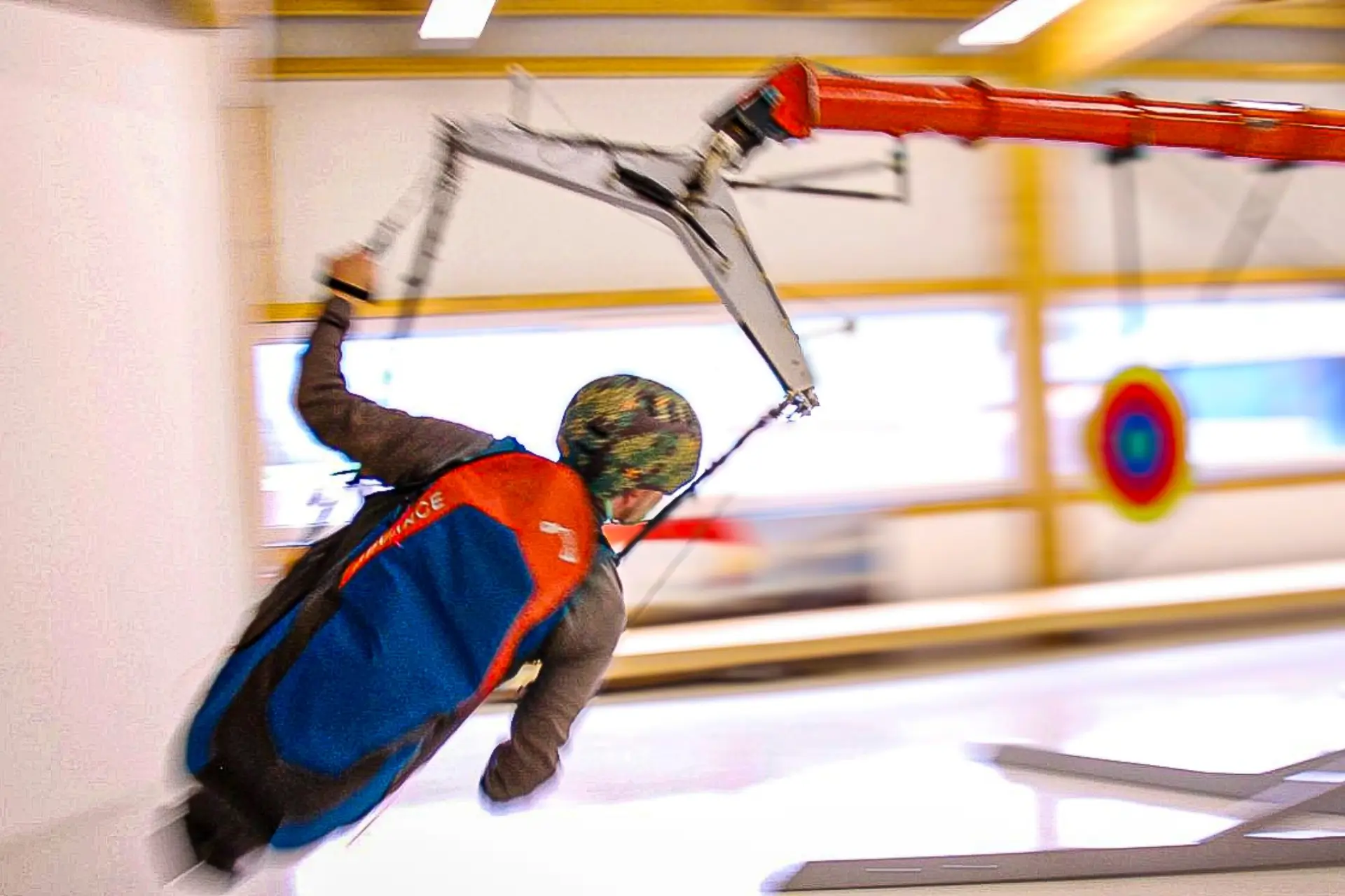 Pilot sitzt im G-Force Trainer und trainiert das Handling unter hohen Beschleunigungskräften.