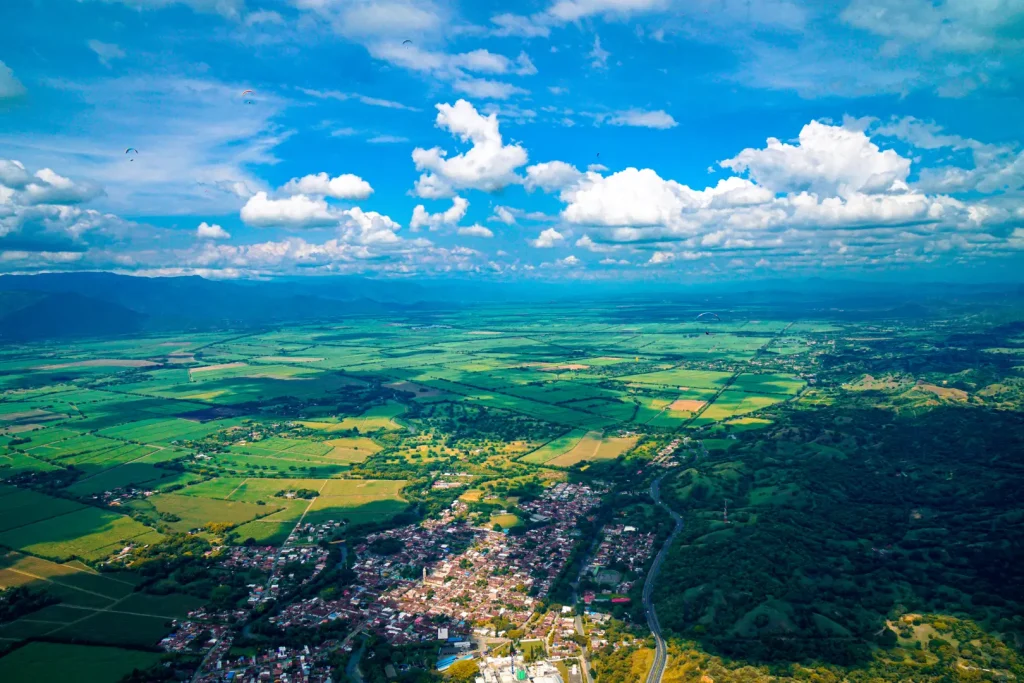 Gleitschirmfliegen im Flachland von Kolumbien nahe Roldanillo – Ideale Bedingungen für Streckenflüge während der Kolumbienreise mit touch and go Paragliding.