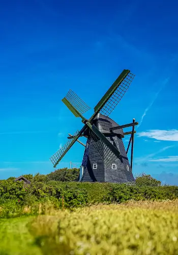 Alte Windmühle in Dänemark – eine malerische Landschaft entdecken auf der Flugreise mit der Flugschule touch and go Paragliding.
