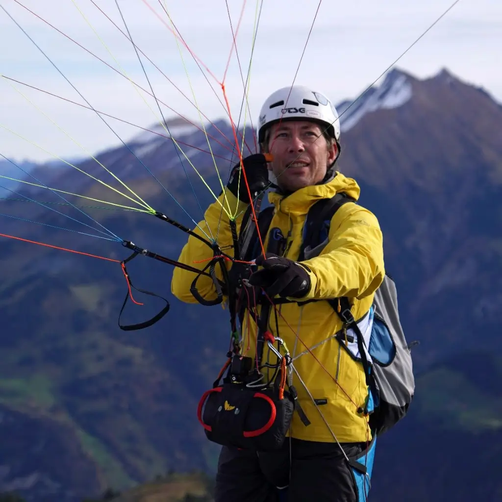 Sascha Pezo ist Fluglehrer, Tandempilot und Notschirmexperte bei touch and go