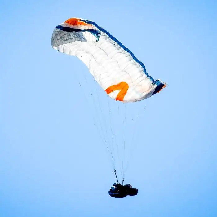 Gleitschirm mit sichtbarem Strömungsabriss in der Luft – symbolisch für die Bedeutung von Sicherheitstrainings, G-Force-Training, Groundhandling und Streckenflugseminaren. Gleitschirmschule in der Zentralschweiz