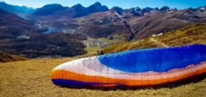 Gleitschirmflieger geniessen spektakuläre Herbstflüge vom Muottas Muragl über die farbenprächtige Landschaft des Oberengadins.