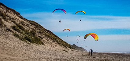 Piloten üben Groundlanding und Fliegen über die Dünen von Dänemark während ihrer Weiterbildung mit touch and go Paragliding.