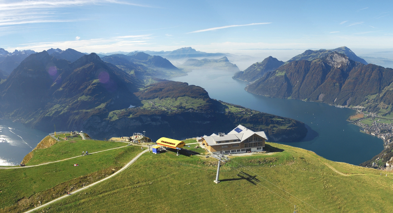 Bergstation Fronalpstock Startplatz Gleitschirmfliegen Zentralschweiz mit Aussicht auf Vierwaldstättersee